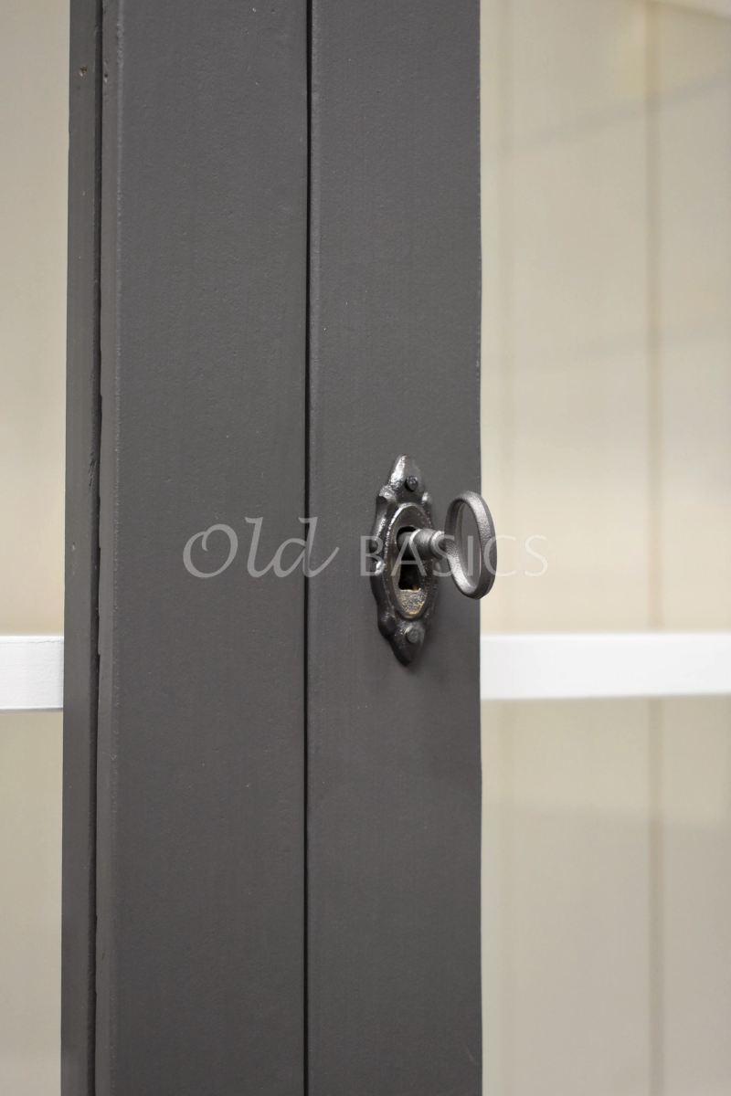 Detail van Vitrinekast Tinca, 2 deuren, RAL7022, grijs, materiaal hout